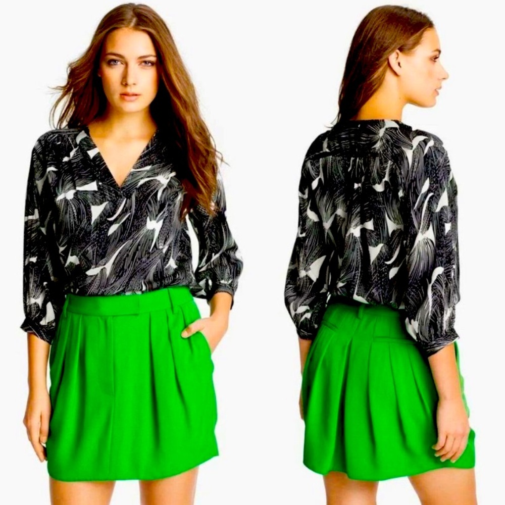 Diane Von Furstenburg size 6 silk black and white flowy blouse
